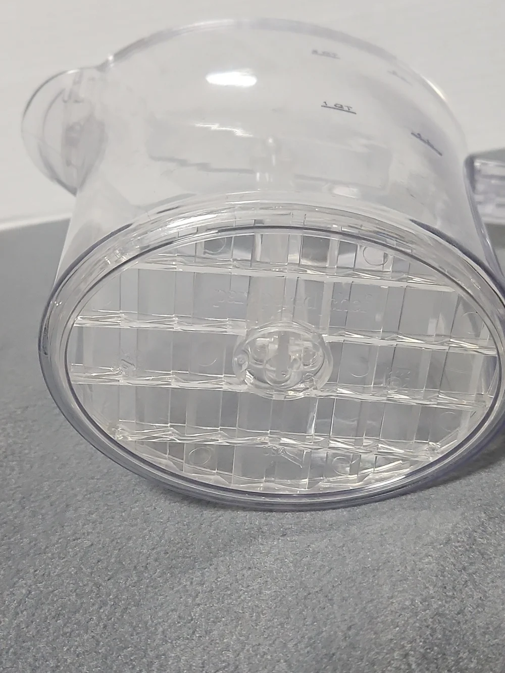 Pampered Chef Clear Plastic Pitcher with Handle and Lid - Clear